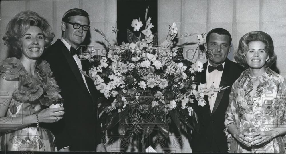 1977 Press Photo Doctor and Mrs. Richard Bruhn, Cotro and Mrs. T. Hansel Peacock - Historic Images