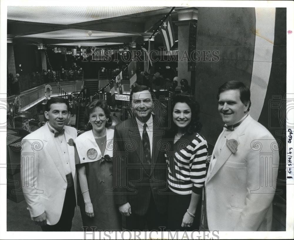 1990 Press Photo Ronald Bruno, Lee Ann Bruno with Others at Paradise Mall Ball - Historic Images