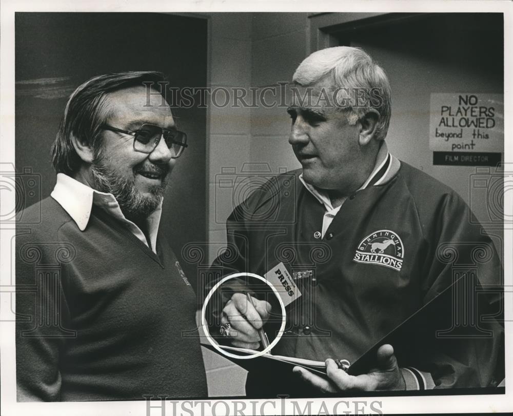 1985 Press Photo Rollie Dotsch in a post game interview with Coach Jimmy Bryan - Historic Images