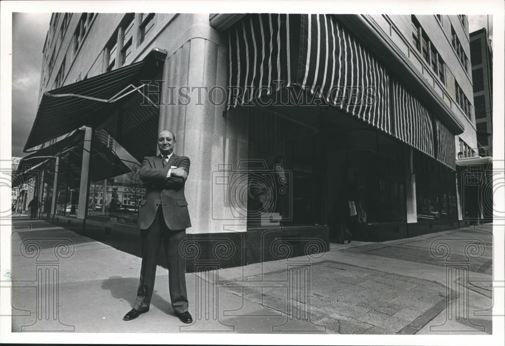 1986 Press Photo Executive Harold Blach, Junior in front of Department Store - Historic Images