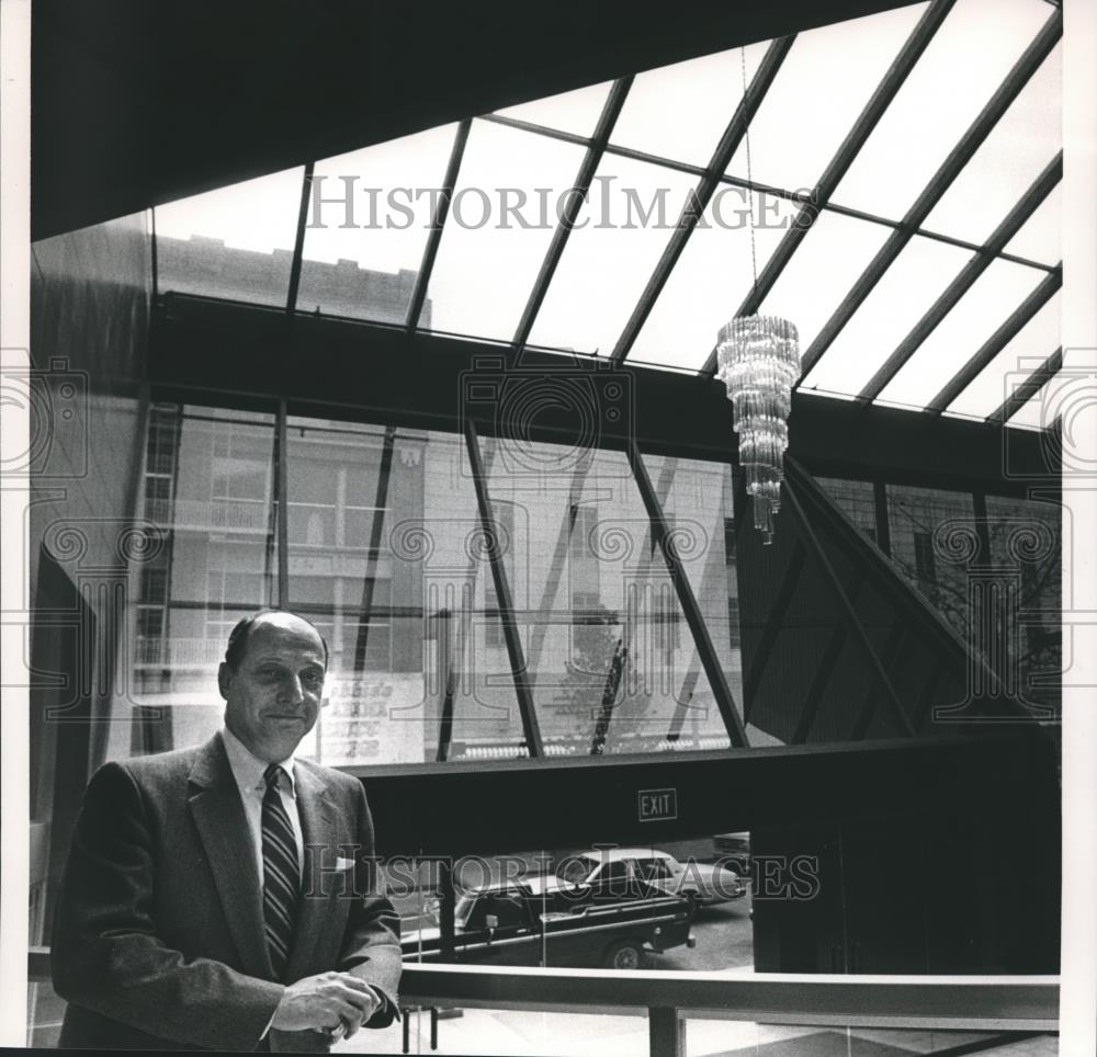 1986 Press Photo Department Store Executive Harold Blach in Atrium of Store - Historic Images