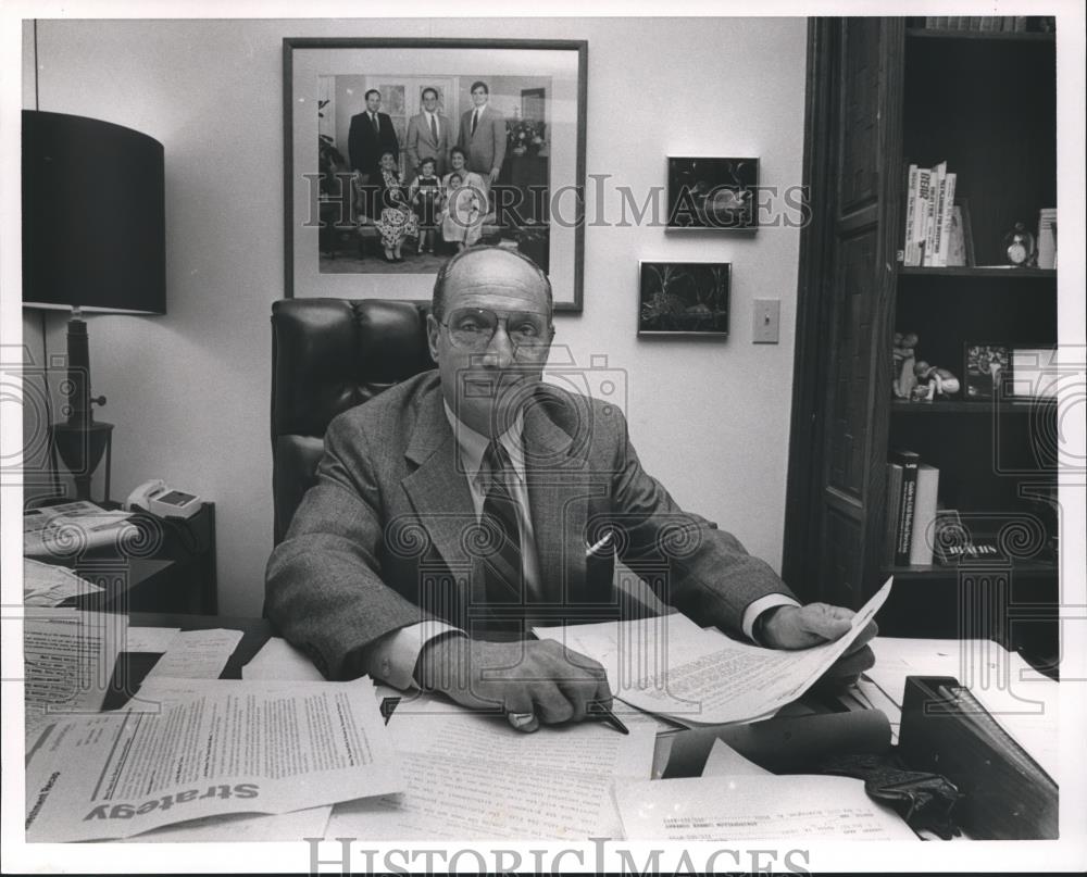 1988 Press Photo Harold Blach Junior, Physician Clinic Office, Merchant - Historic Images