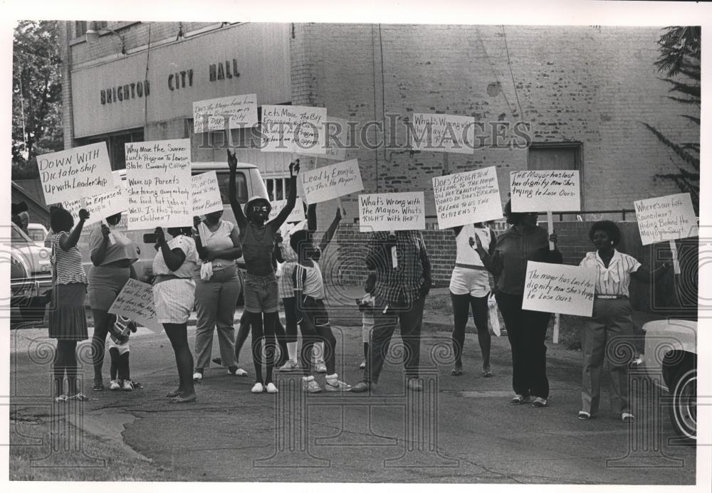 1985 Press Photo Brighton, Alabama residents protest Mayor Jewel Thomas at Meet - Historic Images