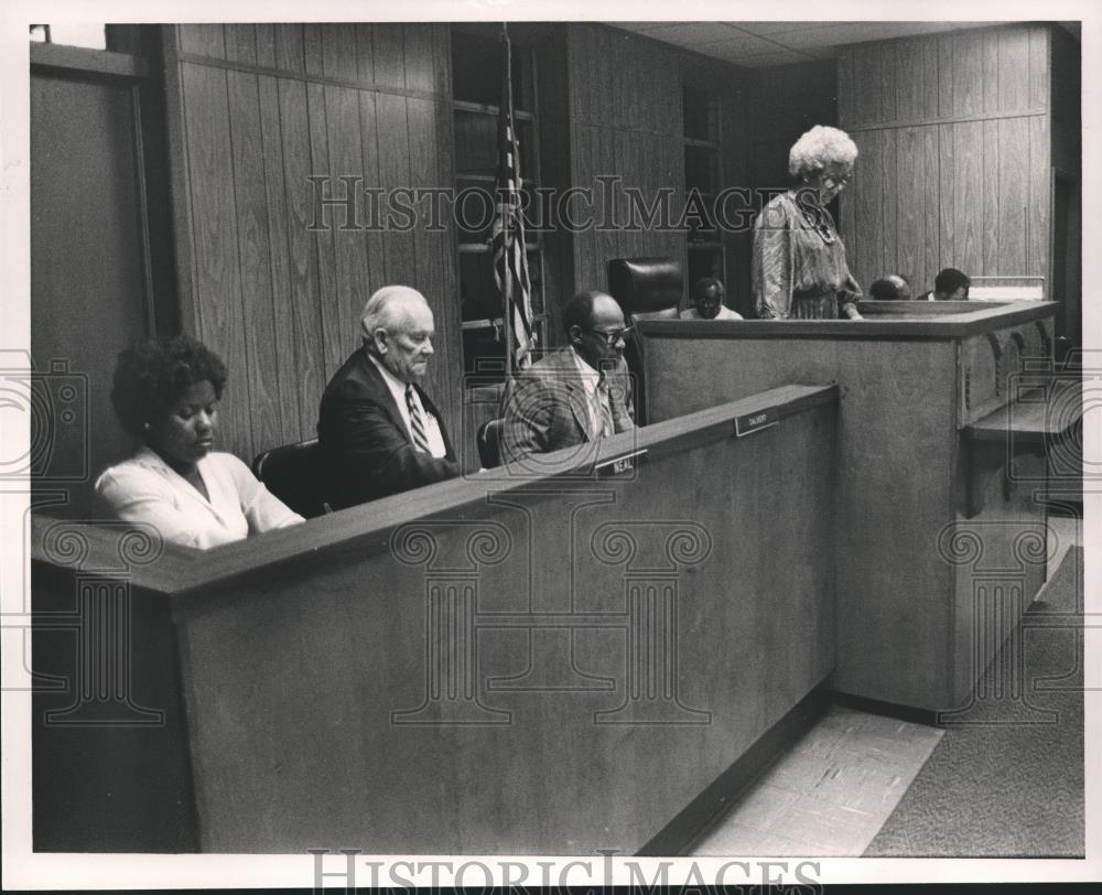 1984 Press Photo Mayor Jewel Thomas, presides over Brighton City Council Meeting - Historic Images