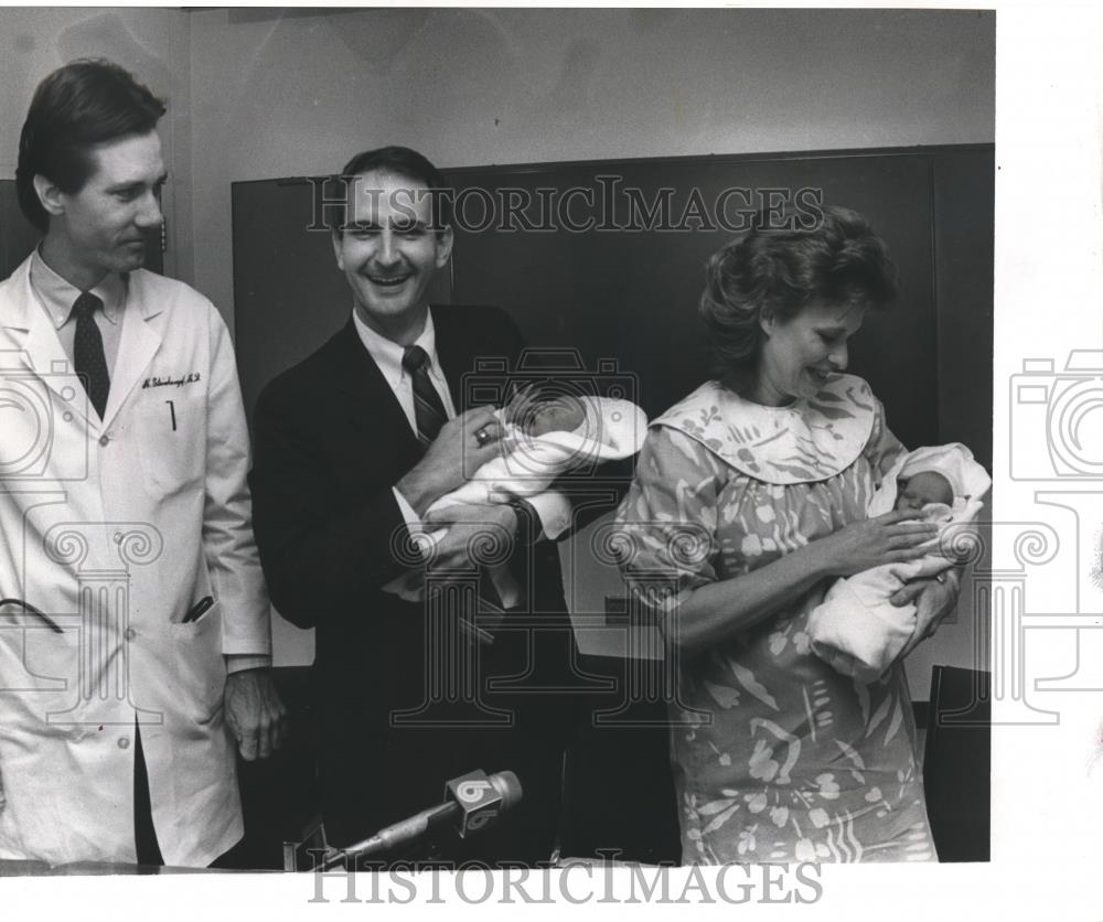 1988 Press Photo Doctor Michael Steinkampf, Mark and Rhonda Brinton with Twins - Historic Images
