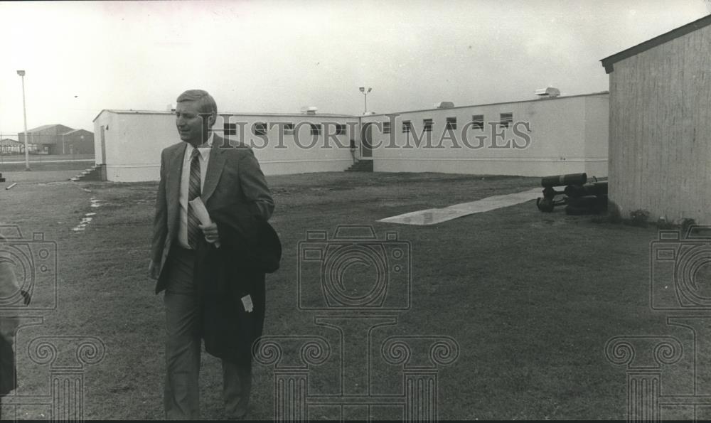 1981 Press Photo State Prison Commissioner Robert Britton leaves prison complex - Historic Images