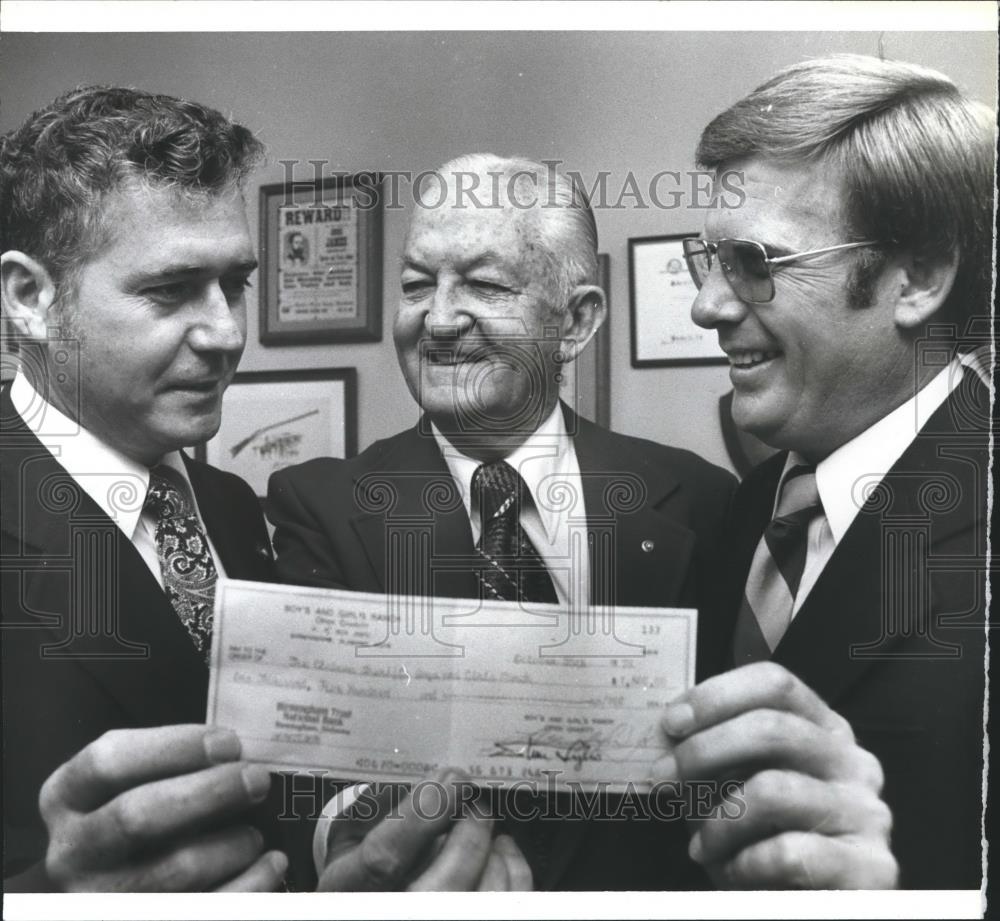 1978 Press Photo Bob Brooks, left, receives check from Golfer, L. J. Griffis - Historic Images