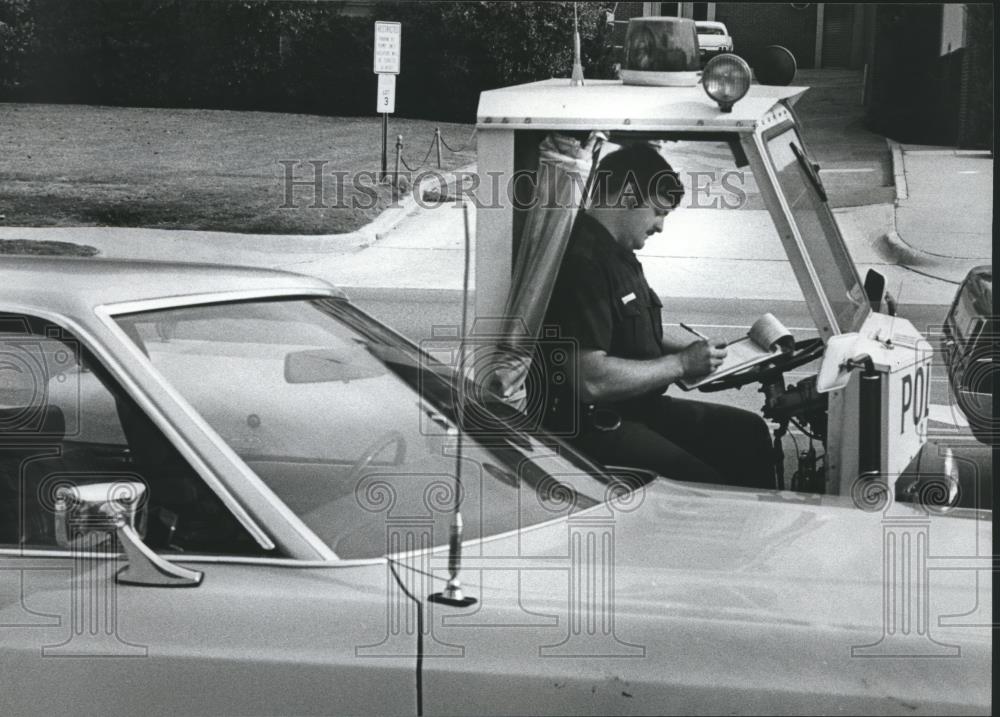 1980 Press Photo Police Chief Bill Myers, parks by hydrant, gets ticket, Alabama - Historic Images