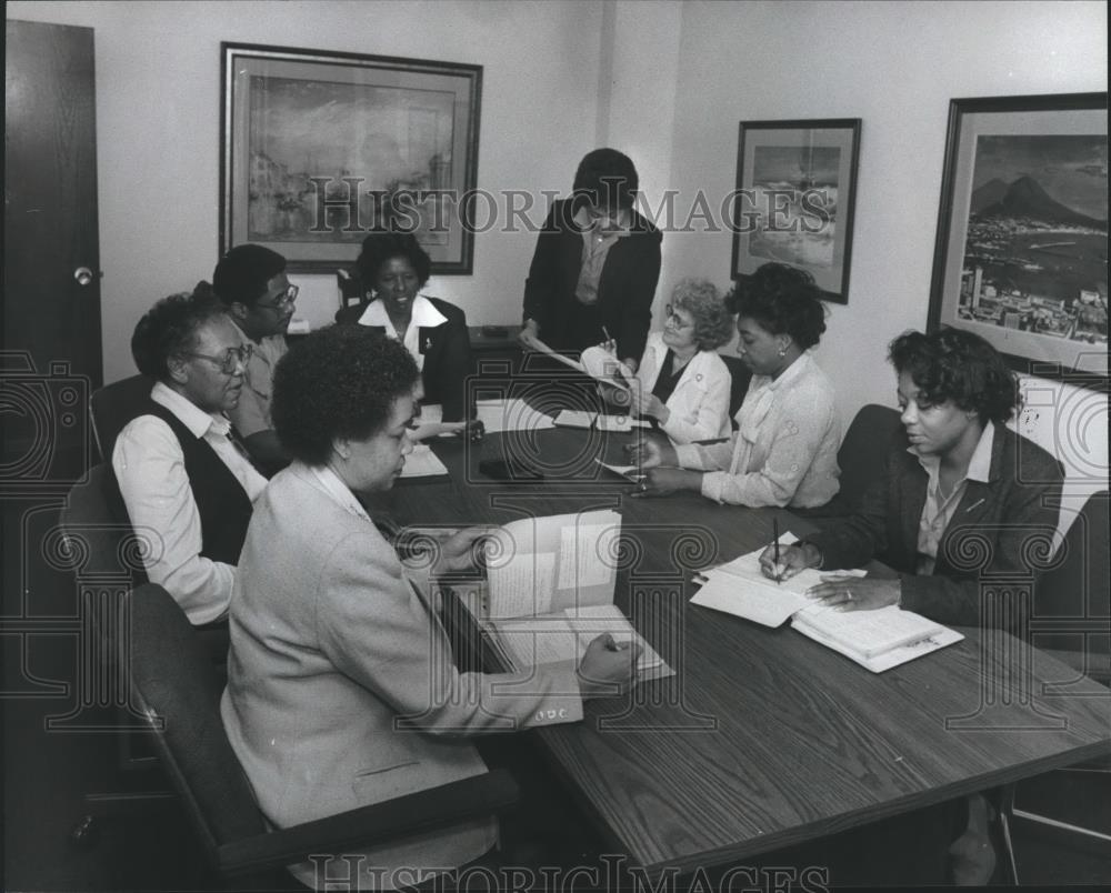 1981 Press Photo New Pilgrim Towers Retirement Home Staff Members at Meeting - Historic Images