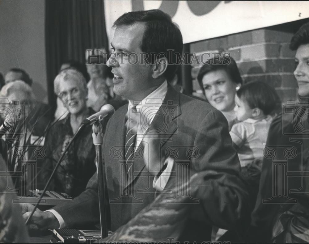 1982 Press Photo Bill Baxley speaking to well wishers in Montgomery, Alabama - Historic Images