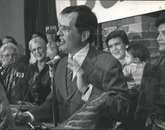 1982 Press Photo Bill Baxley speaking to well wishers in Montgomery, Alabama - Historic Images