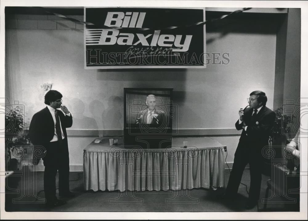 1986 Press Photo Unidentified men watch Hunt speech at Baxley Party, Alabama - Historic Images