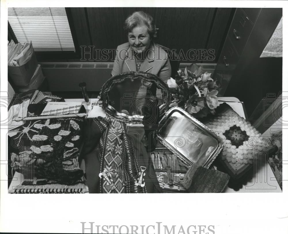1981 Press Photo University of Alabama - Maree Blackwell and Colombian Artifacts - Historic Images