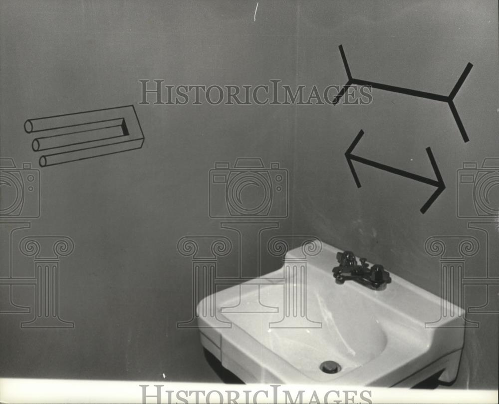 1981 Press Photo Graphics fill space on walls at Discovery Place, Birmingham - Historic Images