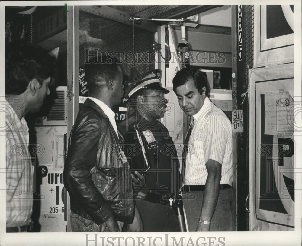 Press Photo Birmingham Police Investigate Shooting of Convenience Store Owner - Historic Images