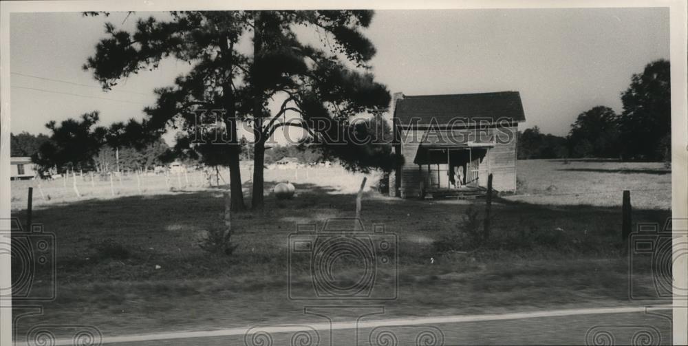 1988 Press Photo Weathered old house in Southeastern Montgomery County, Alabama - Historic Images