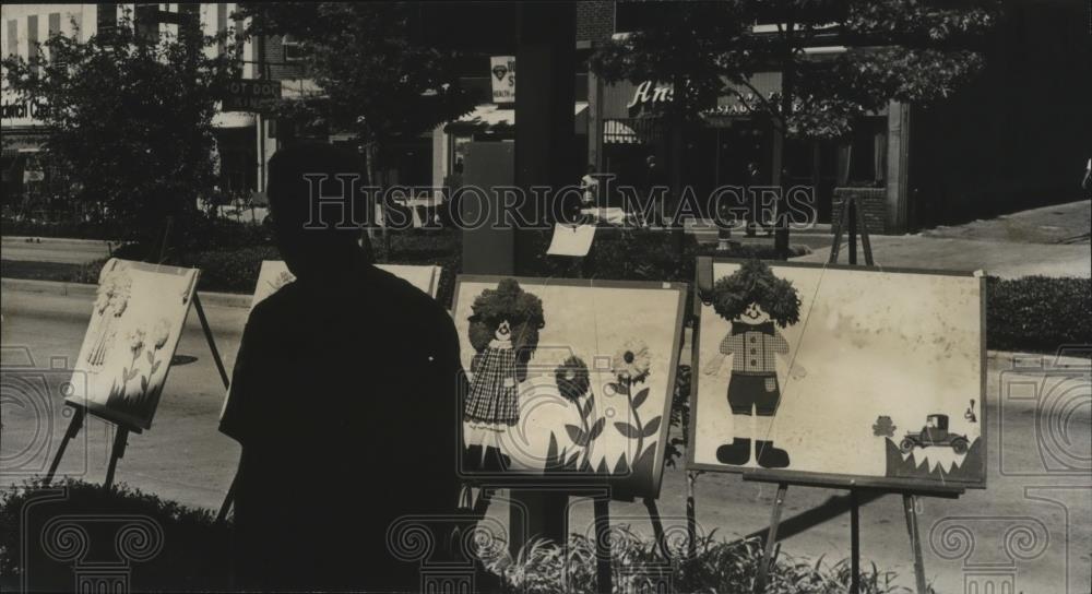 1977 Press Photo Raggedy Ann &amp; Andy Art - Sidewalk Art Show, Birmingham, Alabama - Historic Images