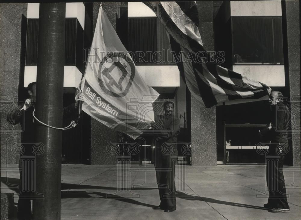 1983 Press Photo South Central Bell's Old Flag Removed Making Space for New Flag - Historic Images