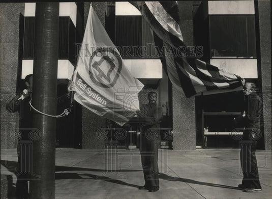 1983 Press Photo South Central Bell's Old Flag Removed Making Space for New Flag - Historic Images
