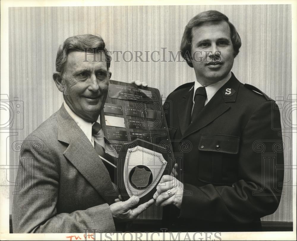 1979 Press Photo P. G. Tuck, with Salvation Army Award and unidentified person - Historic Images
