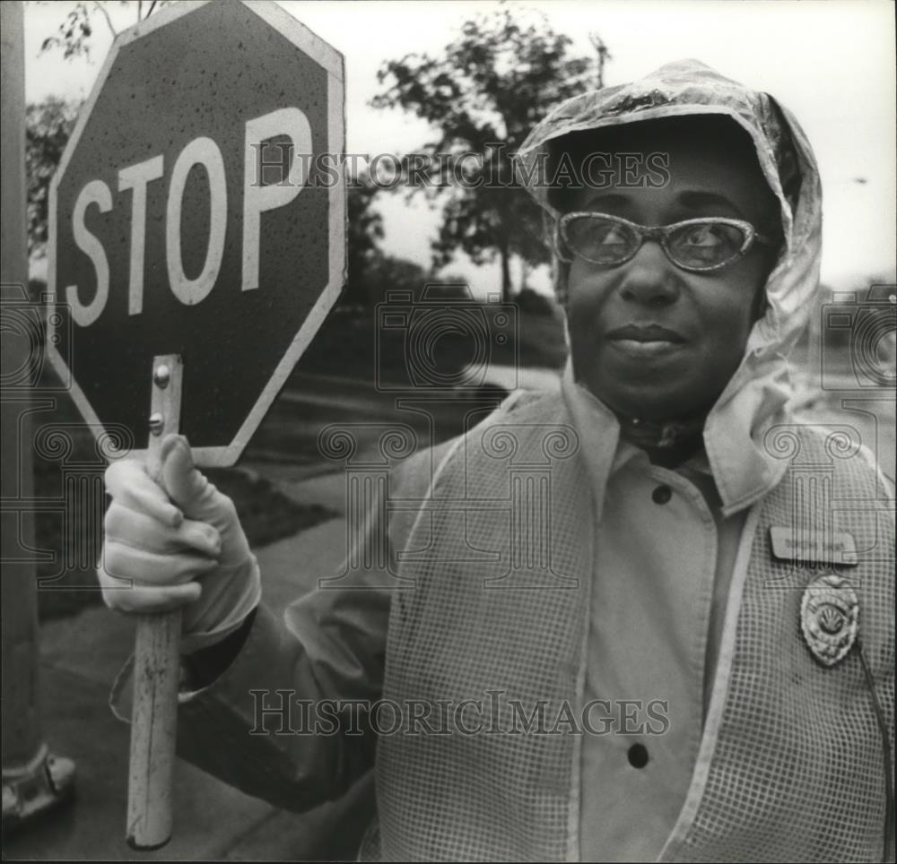 1981 Press Photo Dorothy Short, crossing guard at Epic School, Birmingham - Historic Images