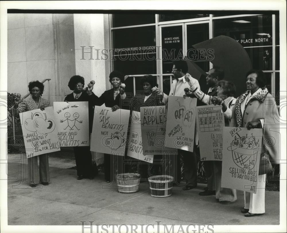 1979 Press Photo Teachers selling apples to pay bills, want benefits, Birmingham - Historic Images