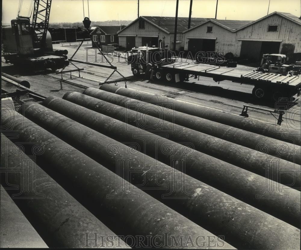 1979 Press Photo irmingham, Alabama Industries: APICO: Pipe loading on Truck - Historic Images