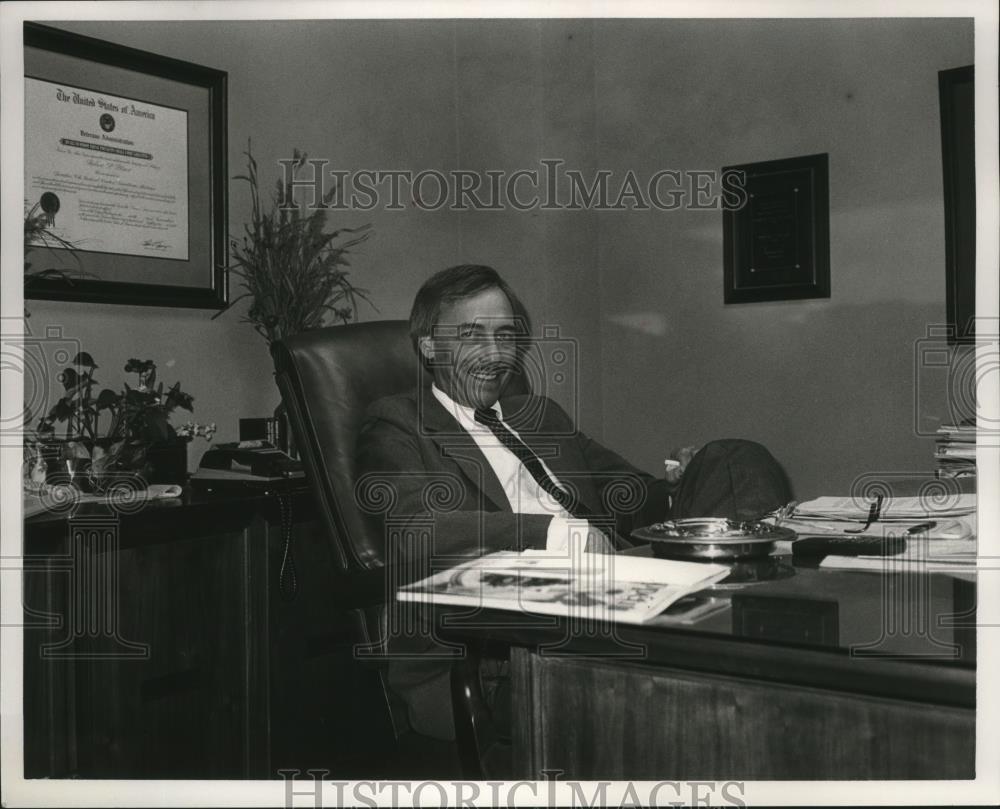 1991 Press Photo Robert Blain, Director of VA Hospital at Desk in Office - Historic Images