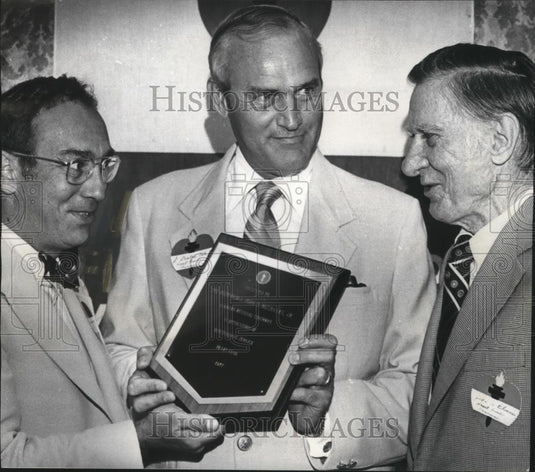 1977 Press Photo News Editor John Bloomer with James O. Finney, Junior, Others - Historic Images