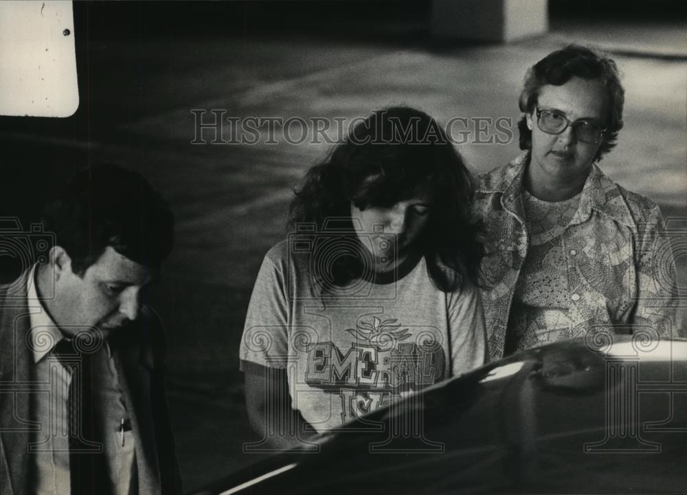 1983 Press Photo Mrs. Tena Williams leaves court after abandoning Boy in Alabama - Historic Images