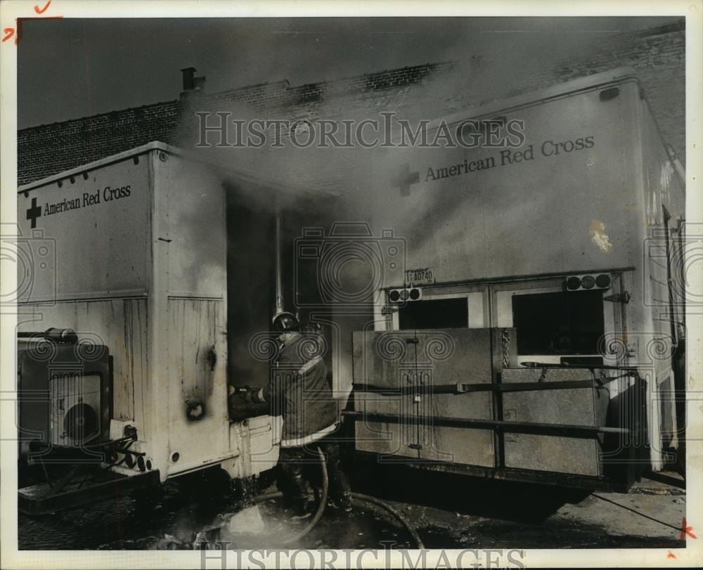 1982 Press Photo Birmingham firefighters battled Red Cross Bus Fire at Building - Historic Images