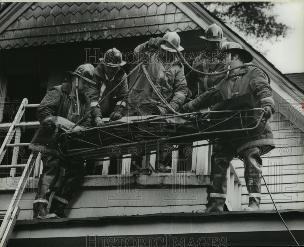 1982 Press Photo Firefighters removing woman who died in house fire, Birmingham - Historic Images