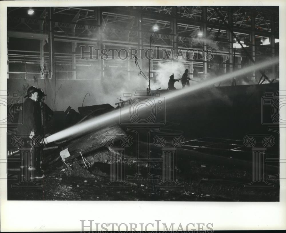 1982 Press Photo Firefighters battleing blaze at Sloss, Birmingham - abna23134 - Historic Images