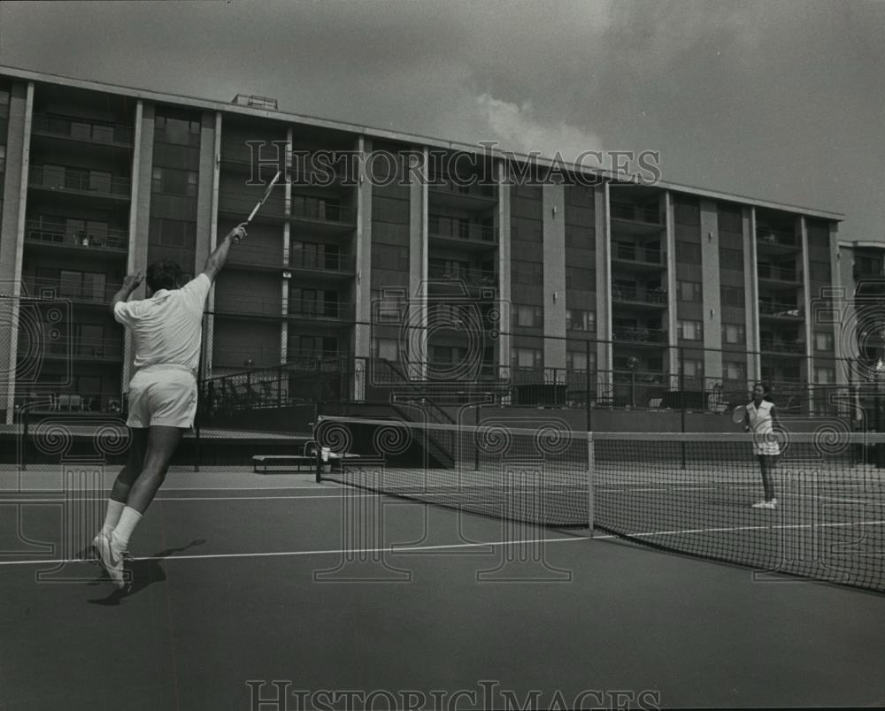 1982 Press Photo Edward and Dorothy Ernst play tennis at the Regencies, Alabama - Historic Images