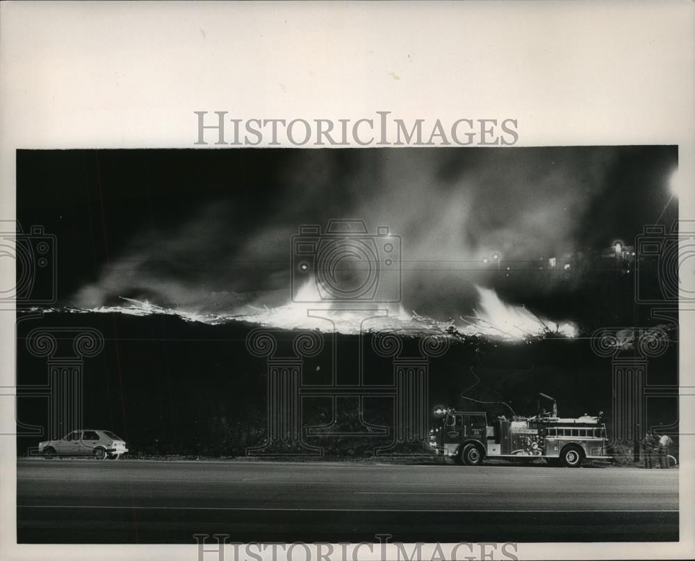 1988 Press Photo Fire along Crestwood Boulevard in Birmingham, Alabama - Historic Images