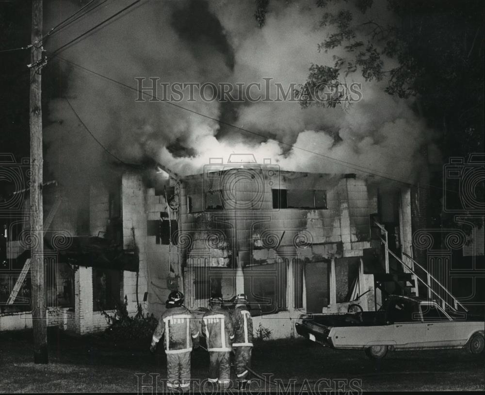 1988 Press Photo Fire on Lewisburg Road in Birmingham, Alabama with Firefighters - Historic Images