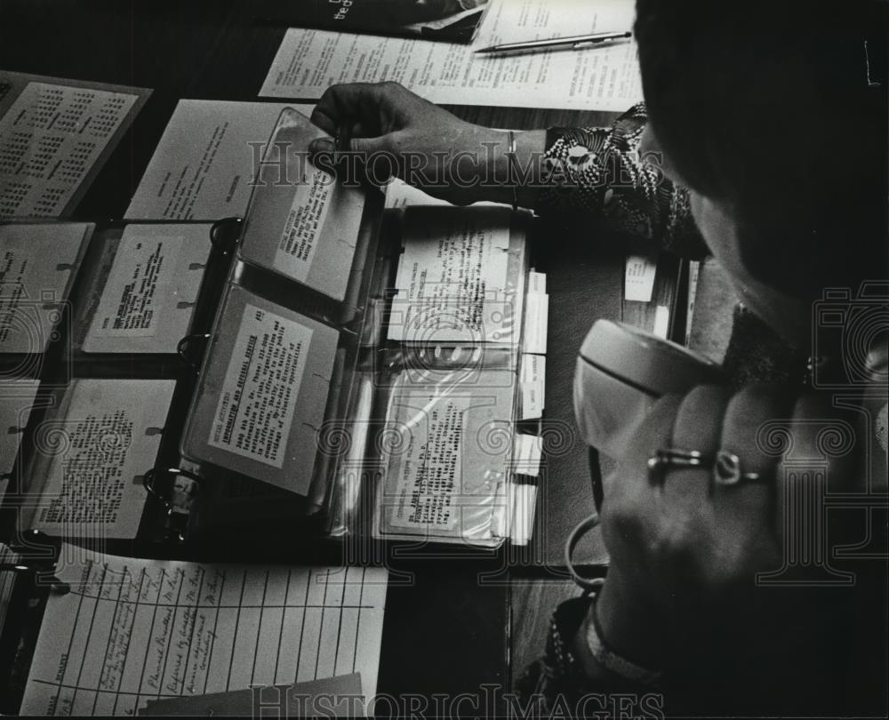 1982 Press Photo Birmingham, Alabama Crisis Center, Card Files to provide help - Historic Images