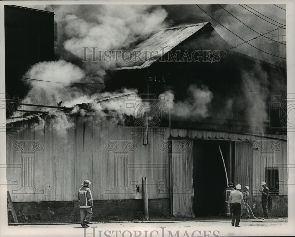 1988 Press Photo Firemen fight fire in the rear of Thomas Foundries, Birmingham - Historic Images