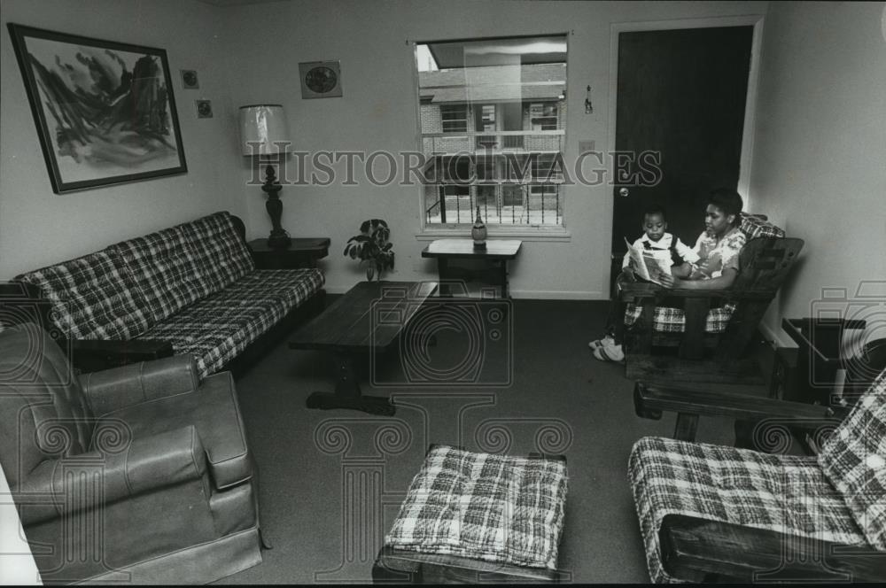 1982 Press Photo Betty Ann Harris, son Kenneth in Goldwire Circle Apartments - Historic Images