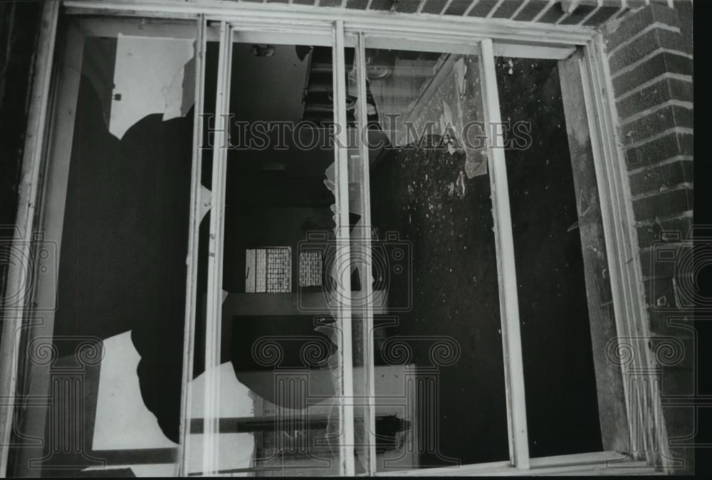1982 Press Photo Goldwire Circle Apartments in Birmingham, Alabama Broken Window - Historic Images