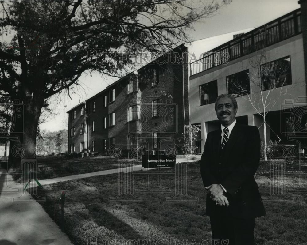 1982 Press Photo Reverend Erskin Fausch at Metropolitan Apartments, Birmingham - Historic Images