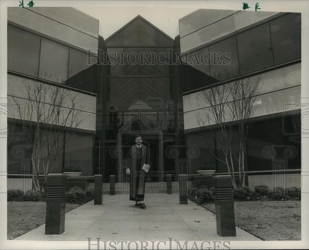 1986 Press Photo Reverend Mitchell Williams in front of church - abna23207 - Historic Images