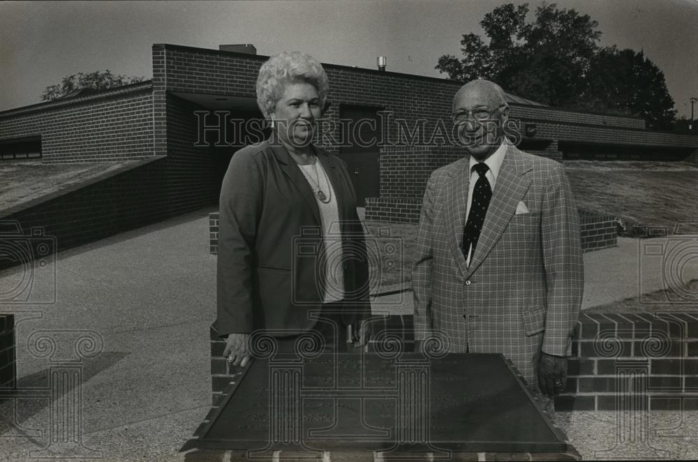1984 Press Photo Ann Dean-Smith and Pat Vacca in front of new Youth Services - Historic Images