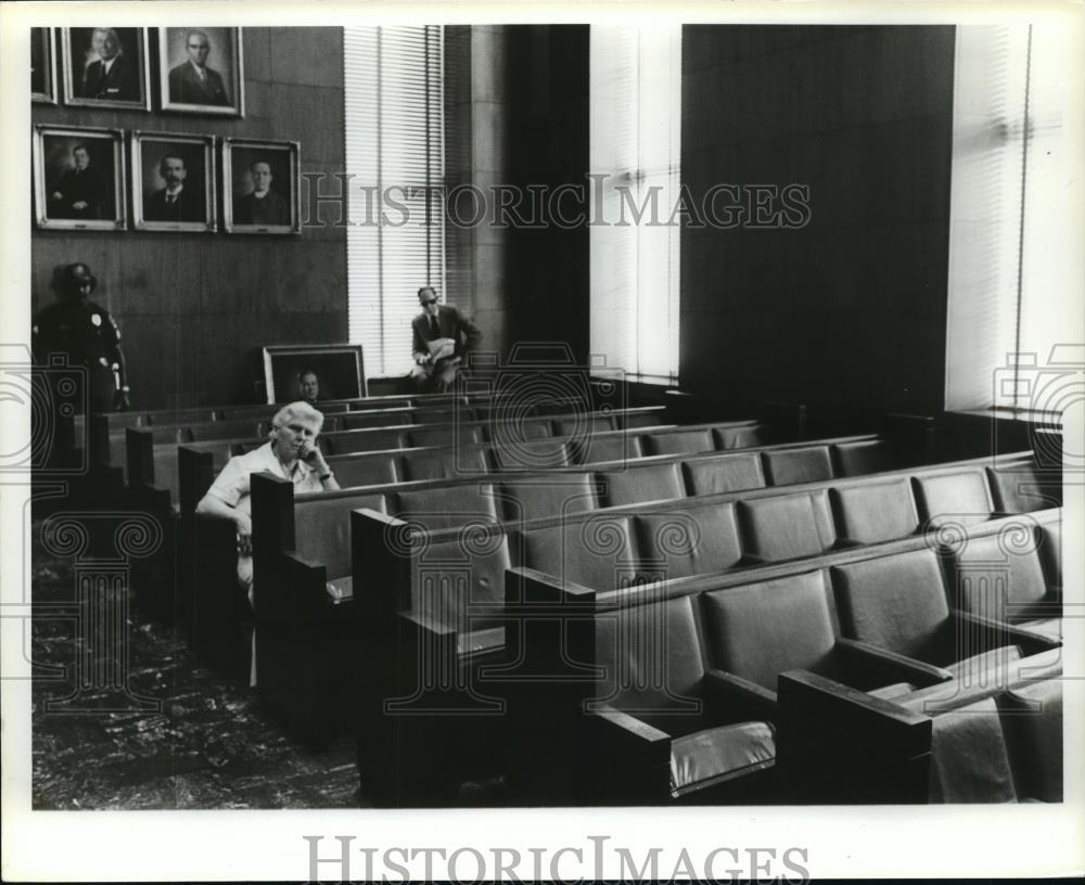 1981 Press Photo Birmingham City Council meeting with One Citizen in Attendance - Historic Images