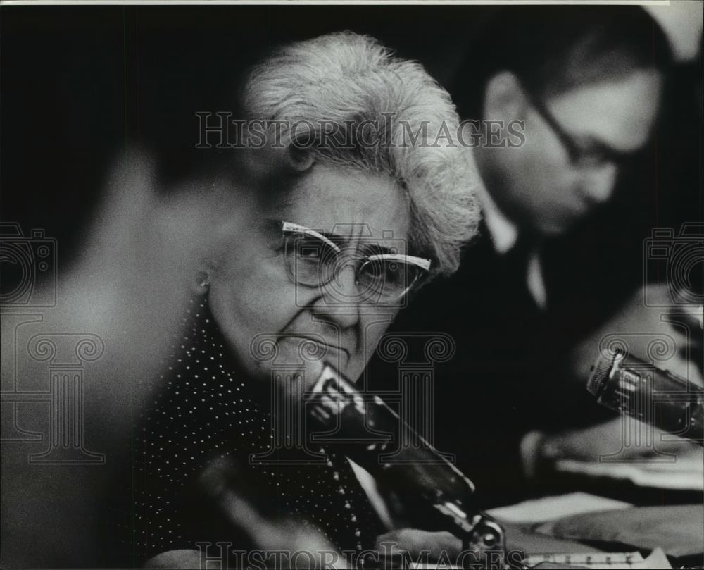 1981 Press Photo Nina M. at Birmingham, Alabama City Council Meeting with Others - Historic Images