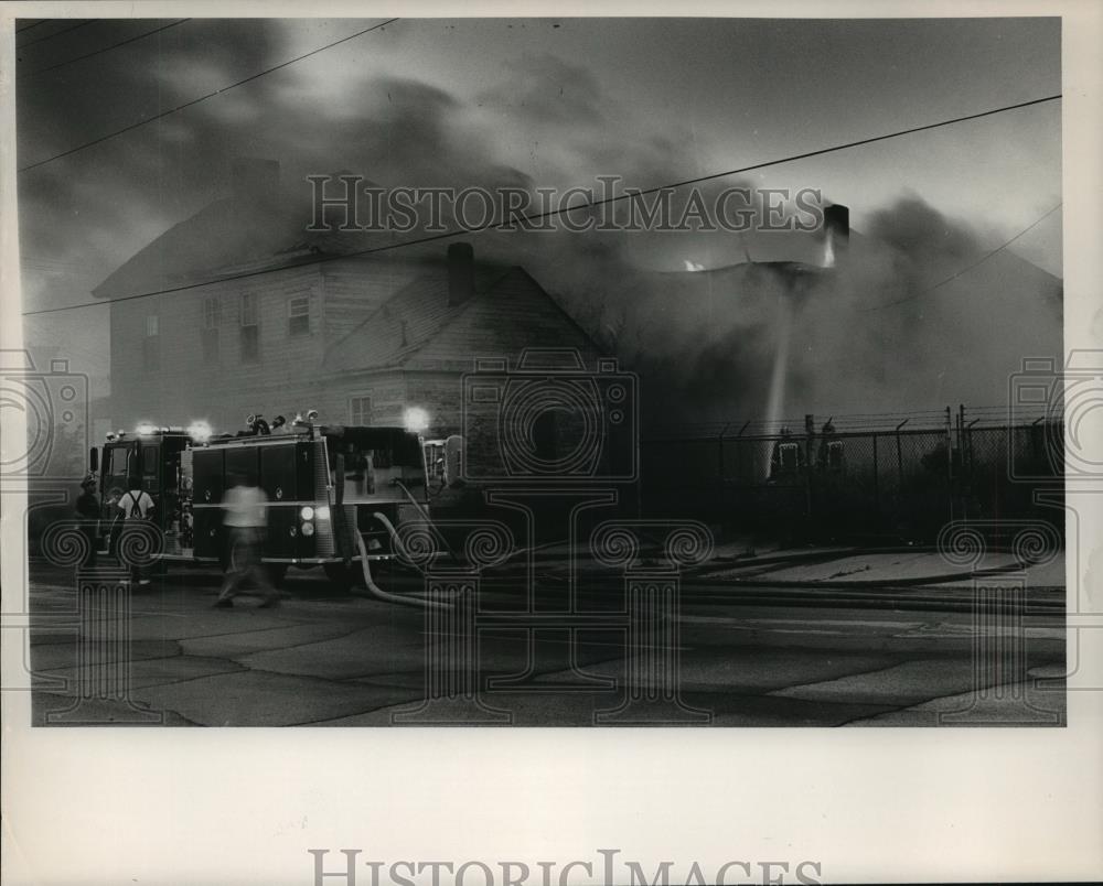 1988 Press Photo Firefighters at house fire on 28th Street in Birmingham - Historic Images