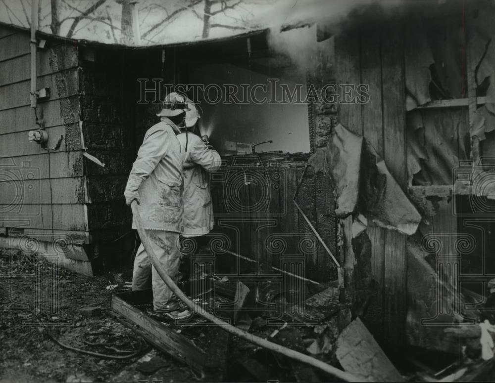 1980 Press Photo Firefighters hose fire at Hyde home in Hueytown - abna23399 - Historic Images