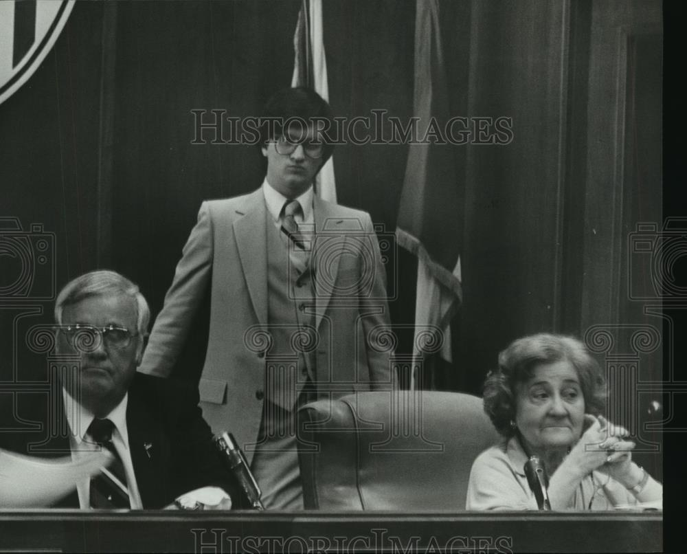 1981 Press Photo Russ Yarbrough and others listen at Birmingham City Council - Historic Images
