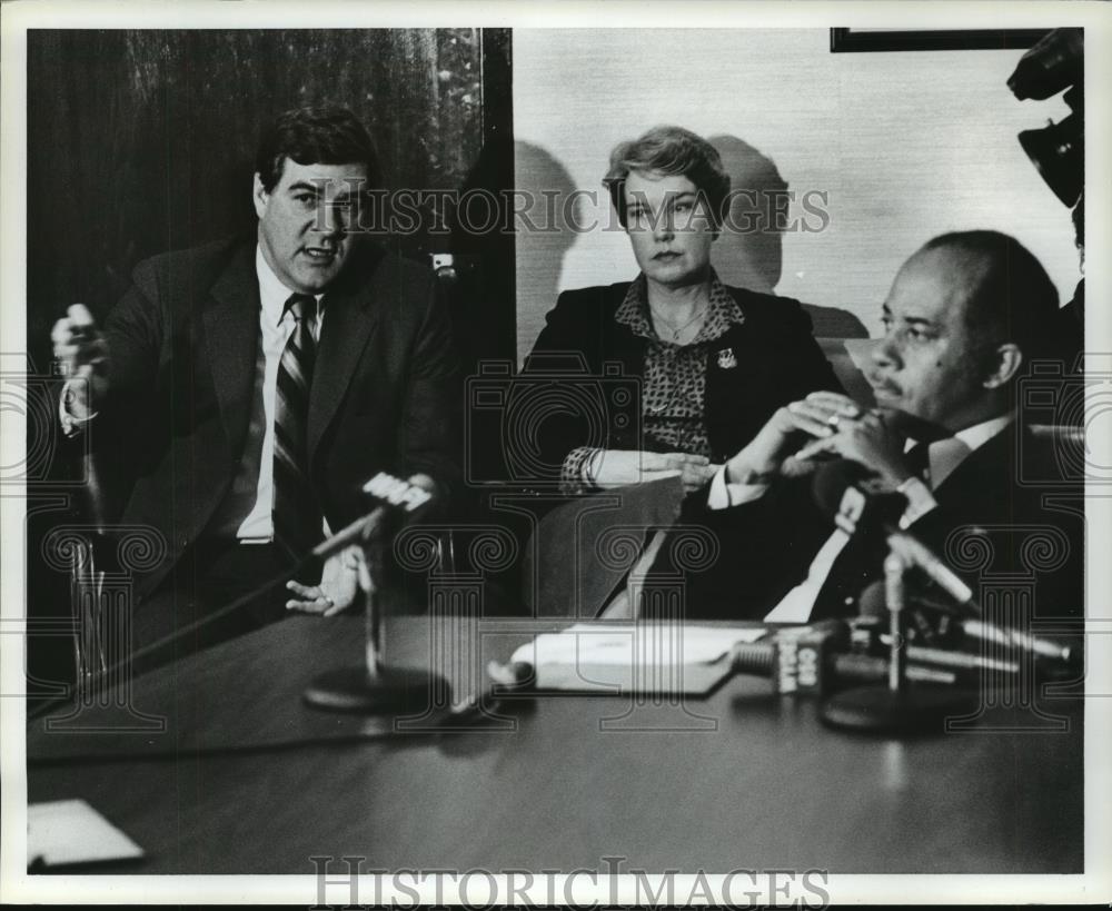 Press Photo Charles and Ann Arndt with Mayor Arrington - abna23411 - Historic Images