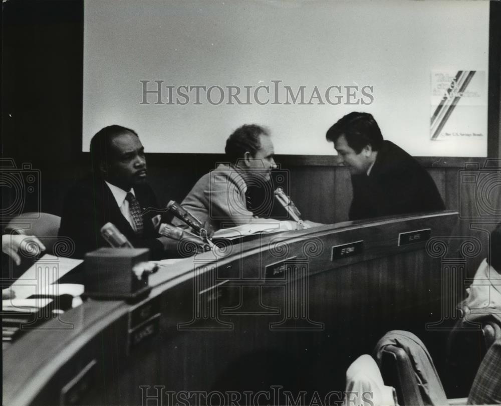 1982 Press Photo Two Birmingham, Alabama City Council Members Discuss - Historic Images